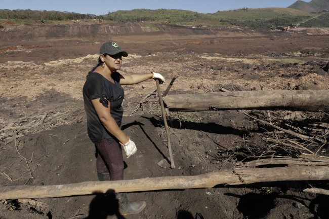 Brezilya'da aileler sevdiklerini bulabilmek için toprağı kazıyor